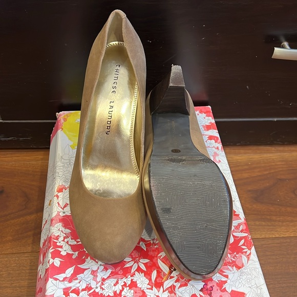 Line new! Chinese laundry suede heels, size 8 - Picture 4 of 4